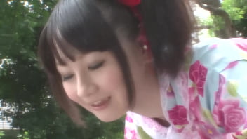 日本人のエロい女の子が足を広げてマンコを舐めてスリットをこする