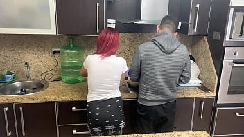 L'ami de mon mari attrape mon cul quand je cuisine à côté de mon mari qui ne sait pas que son ami me traite comme une salope NTR