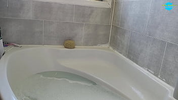 amateur esposa tomando un baño