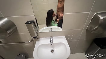 モールの公衆トイレで危険なセックス