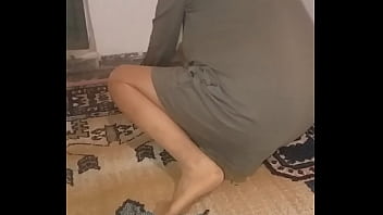 Mujer turca madura limpia la alfombra con sexys calcetines de tul