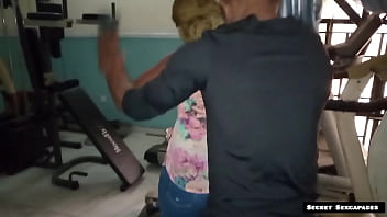 Инструктор тренажерного зала соблазнил большой задницей 45-летняя клиентка трахает ее возбужденную киску своим BBC