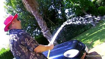 Bruna latina si bagna lavando la macchina quindi si toglie le mutandine e si fa scopare