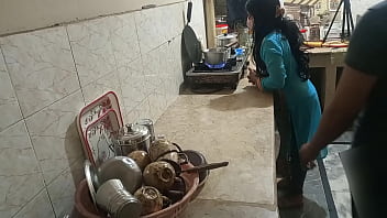Индийская сводная сестра дези занимается жестким сексом на кухне Bhai ne bahan ki kitchen me jabardasti chudai ki Clear Hindi audio