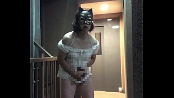 Японский кроссдрессер Ayumi мастурбирует анальным дилдо на улице 007