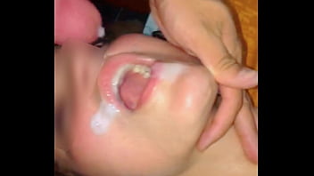 Pauzudo conedor de casada riempie la bocca del newinha di sperma davanti al mite cornuto