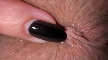 Трах пальцами задницы крупным планом и грязные разговоры, анальная мастурбация, оргазм