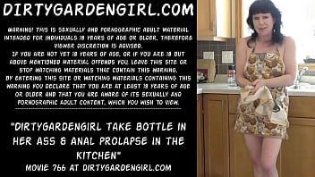 Dirtygardengirl take bottle in her ass & anal prolapse in the kitchen