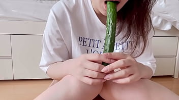 素人個人撮影【生理中に野菜でオナニー】貴方のオナペットにしてください。【きゅうり編】hiro&tina