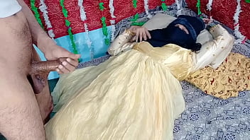 Gelb gekleidete Desi-Braut, Muschi ficken, Hardsex mit indischem Desi-Großschwanz auf xvideos india xxx