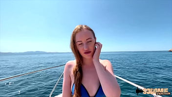 Emma, ziemlich pervers, sodomisierte sich auf einem Boot