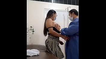 医師と患者は診察室でセックスすることに興奮し、診察の予約は非常にうまく始まります