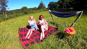 Red XXX и Lucy Gresty наслаждаются пикником на свежем воздухе