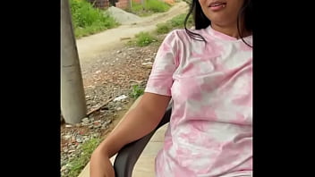 Eine sexy Kolumbianerin wird dabei erwischt, wie sie in der Öffentlichkeit den Schwanz ihrer Nachbarin lutscht