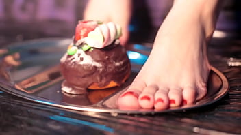 美味しいケーキを足で潰す - Messy Foot Worship