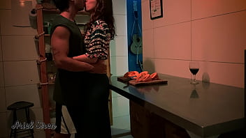 キッチンでのセックス - 完璧なお尻のブラジル人