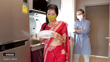 ¡La hijastra india de gran culo seduce la gran polla de su padrastro! (Voz hindi)