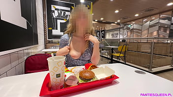 Heiße Blondine zeigt und masturbiert in einem öffentlichen Restaurant ihre große, gepumpte Muschi