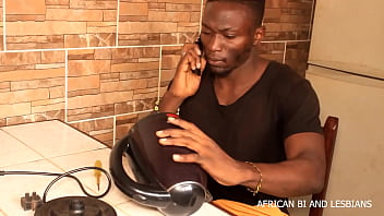 POV el técnico manitas con su cliente en un polvo sin precedentes durante la resolución de problemas televisivos en African Bi and Lesbians