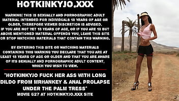 Hotkinkyjo трахает ее задницу длинным дилдо от mrhankey и анальным пролапсом под пальмой