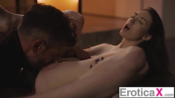 セクシーなカップルのための官能的な食べ物遊びからエロティックなセックス - ミシェル・アンソニー - EroticaX