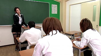 सेक्सी जापानी ट्यूटर ने अजीब अस्पताल में पहुंचने से पहले अपने कुछ छात्रों को चूसा
