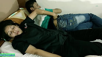 ¡Compartir la cama con el hermanastro! Increíble sexo caliente con audio hindi