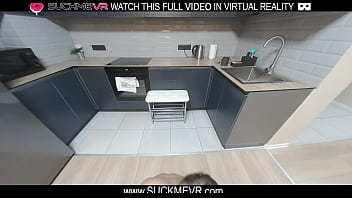 La bionda cattiva Elena Muze viene scopata in cucina in VR.