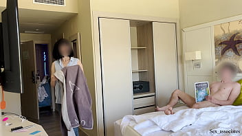 FLASH PUBBLICO DEL CAZZO. Tiro fuori il mio cazzo davanti a una cameriera d'albergo e lei ha accettato di masturbarmi.