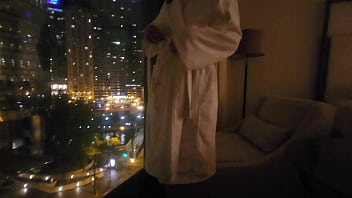 chica se masturba en público en la ventana del hotel