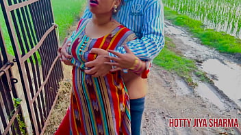Sesso rischioso all'aperto con Bhabhi indiano che fa pipì e filmato da suo marito
