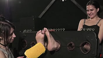 Kate Anima le hace cosquillas a Xena descalza por primera vez