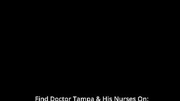 La latina Mara Luv se sorprendió de que la vecina doctora Tampa realizara su primer examen ginecológico captado por cámaras ocultas en GirlsGoneGyno Reup
