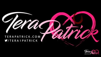 テラ・パトリックはそのランジェリーで私たち全員のためにポーズをとってセクシーに見えます！
