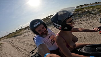 In Canoa Quebrada, in the middle of the beaches and dunes of Ceará, Ted's ride with Ma Santos