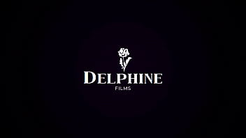 Delphine Films- Victoria Voxxx が同僚のペニスを飲み込む - 熱いピアノ セックス