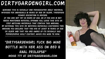 Dirtygardengirl fuck big wine bottle with her ass on bed & anal prolapse