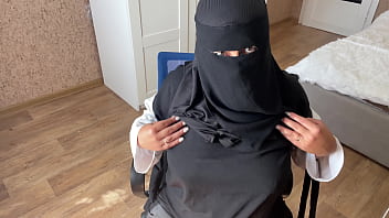 زوجة عربية تقرأ قصة جنسية مثيرة