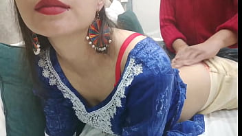Desisaarabhabhi – Stiefmutter teilt ein Bett mit ihrem Stiefsohn, der die Gelegenheit nutzte, sie zu berühren und in den Arsch zu packen, als sie sich ausruhte, in Hindi-Audio