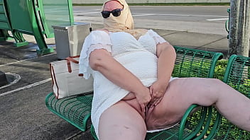 Hijab mature milf se masturbe avec un gros gode publiquement à l'extérieur à l'arrêt de bus avec des voitures qui passent