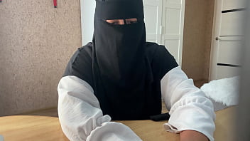 Arab MILF masturbates herself live on web chat