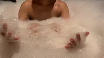 Une grosse copine crue qui extrait tout le sperme du sac à couilles de son copain dans un bain moussant dans un love hôtel. [Amateur]