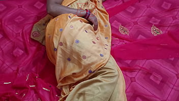 インドのジジャ・サリ・ヒンディー語の淫語セックスビデオ