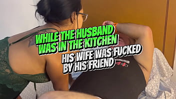 Während der Mann in der Küche war, wurde seine Frau von seinem Freund gefickt