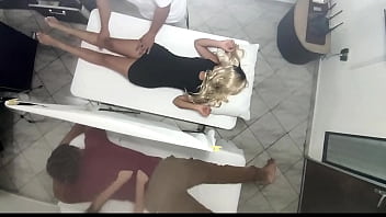 Massagem erótica no corpo da linda esposa ao lado do marido no salão de massagens para casais Foi gravado como a esposa é manipulada pelo médico e depois fodida ao lado do marido NTR
