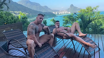 Meu amigo Filou e eu recebemos 2 brasileiros gostosos em nossa villa!