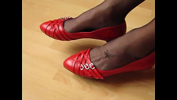 ballerine in pelle di marca rossa e calze di nylon nere, scarpe di Isabelle-Sandrine