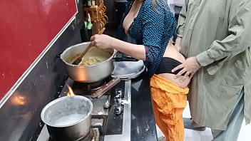 インド人主婦が料理中にキッチンでアナルセックス