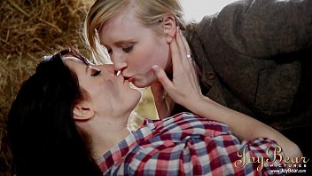 JoyBear Zwei lesbische Mädchen in einer Scheune