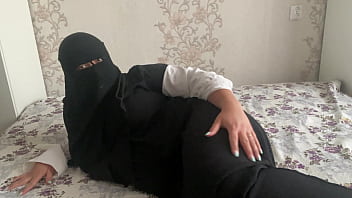 ヒジャブを着たシリア人熟女が毛むくじゃらのマンコをオナニーしてオーガズムに達する
